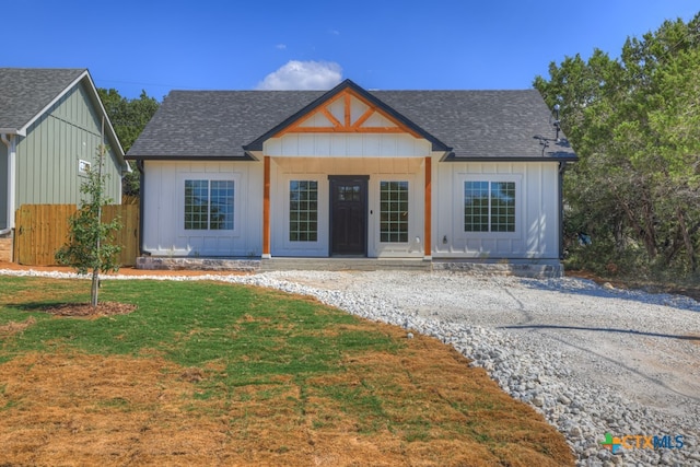 view of front facade with a front lawn