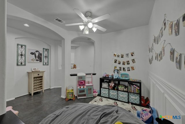 bedroom featuring ceiling fan