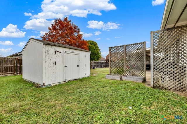 view of yard featuring a storage shed