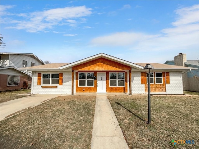 single story home featuring a front yard