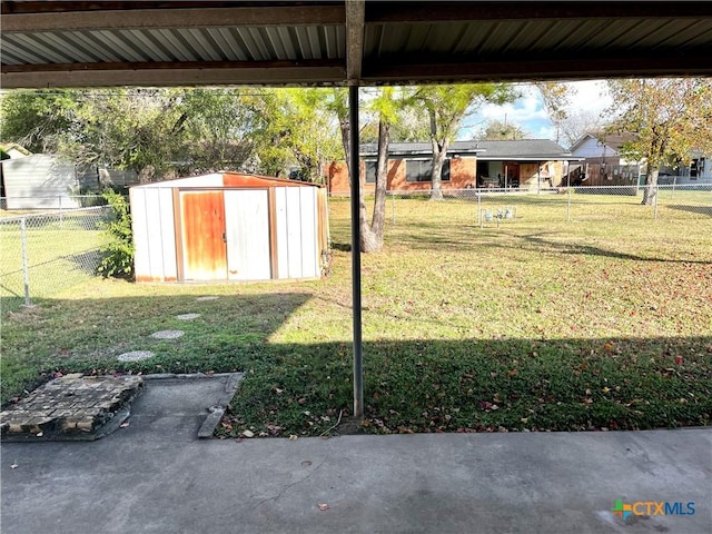 view of yard featuring a shed