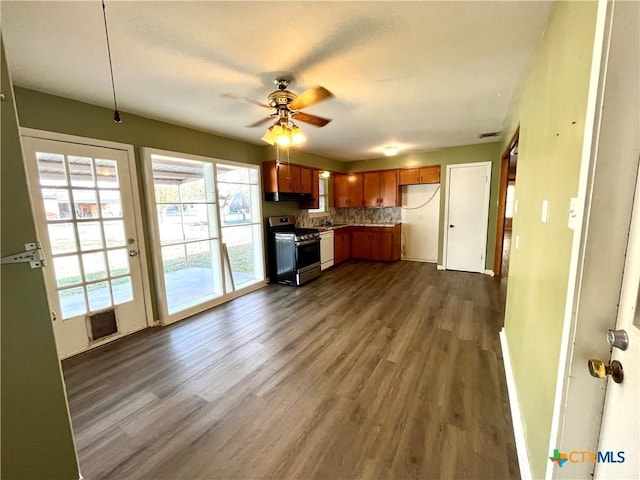 kitchen featuring stainless steel range, dark hardwood / wood-style flooring, ceiling fan, and backsplash