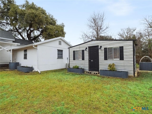 view of front of home with a front lawn