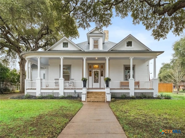 view of front of property featuring covered porch and a front lawn