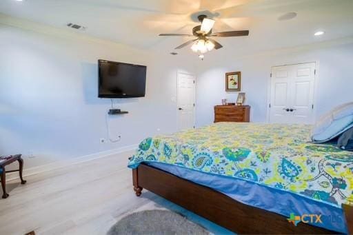 bedroom with baseboards, recessed lighting, light wood-style flooring, visible vents, and ceiling fan