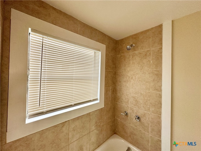 bathroom with tiled shower / bath combo