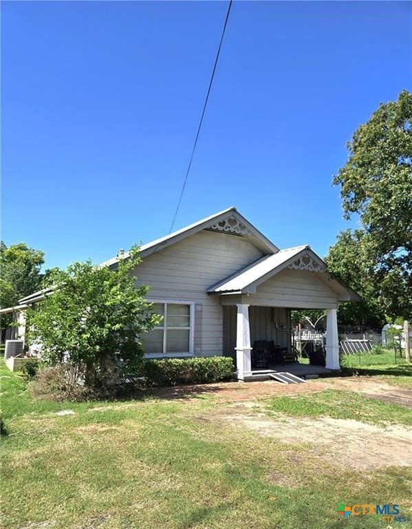 view of front of house featuring a front lawn