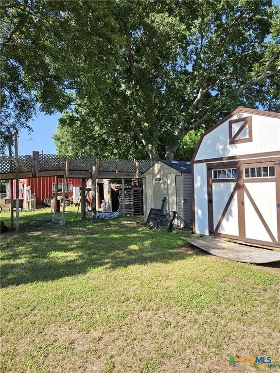 view of yard featuring a storage unit