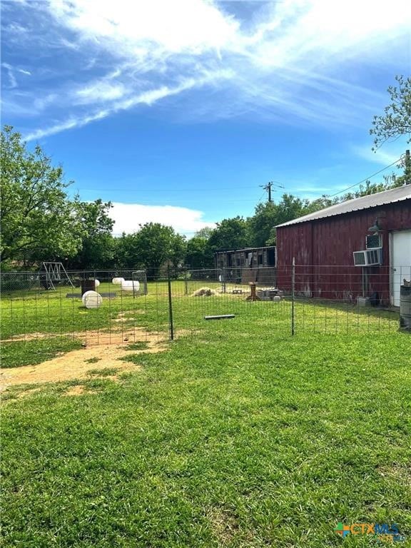 view of yard featuring an outbuilding