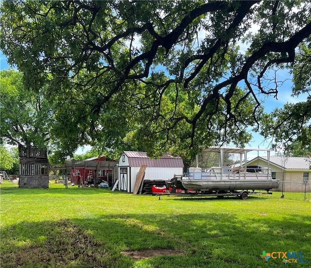 view of yard with a storage unit