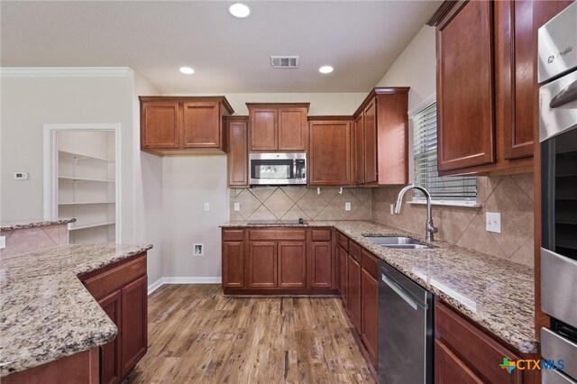 3903 Scenic Trail Dr, Harker Heights, TX 76548 - kitchen with stainless steel appliances, a sink, wood finished floors, light stone counters, and recessed lighting