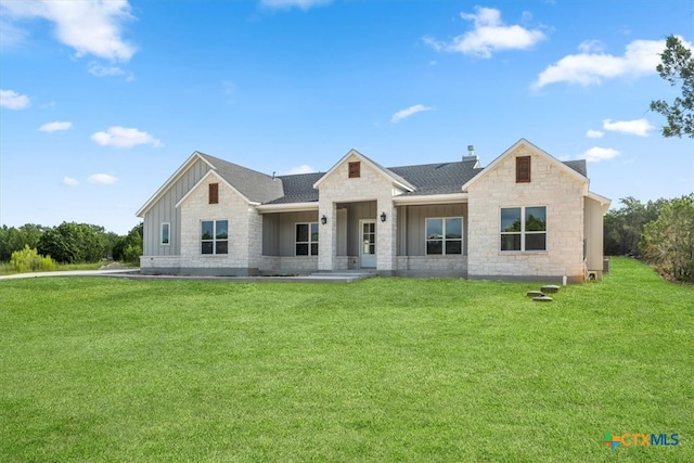 view of front of house featuring a front yard