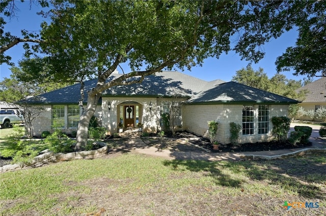 single story home with a front yard