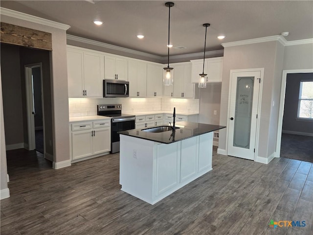 kitchen with dark wood-style floors, appliances with stainless steel finishes, a sink, and white cabinetry