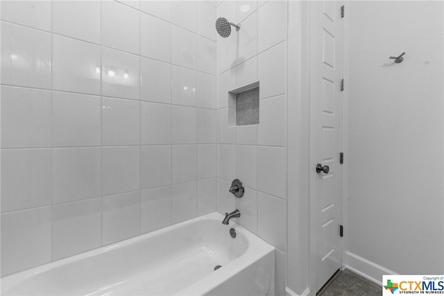 bathroom featuring tiled shower / bath