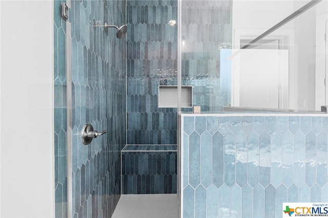 bathroom featuring a tile shower