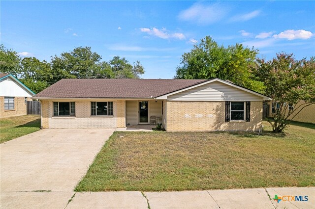 single story home with a front lawn