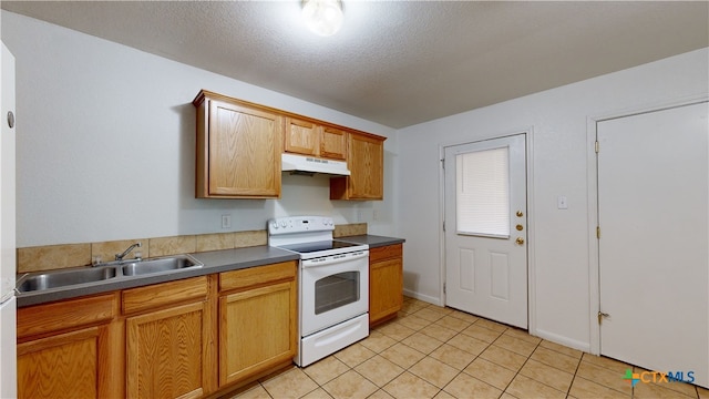 kitchen with a textured ceiling, under cabinet range hood, electric range, a sink, and dark countertops