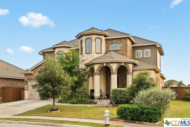 view of front facade featuring a front lawn