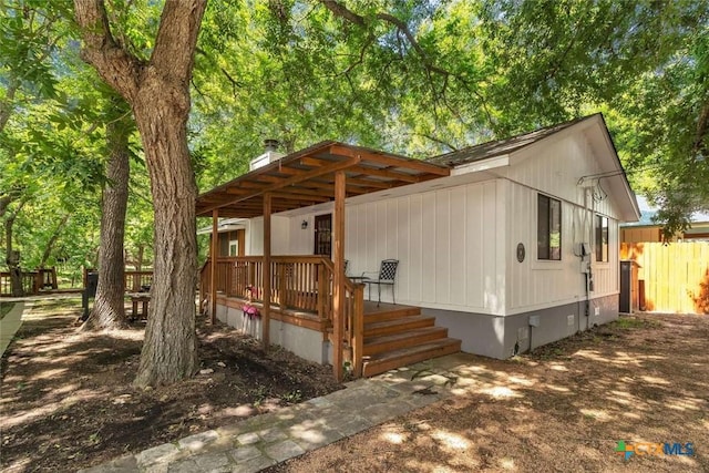 view of front of property with crawl space