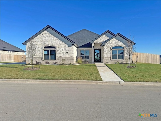 view of front of property featuring a front yard