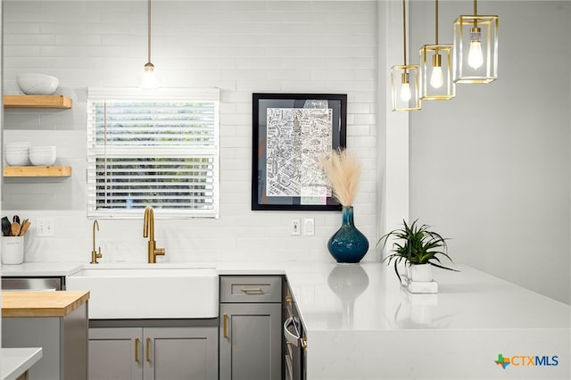 bathroom with a sink and decorative backsplash