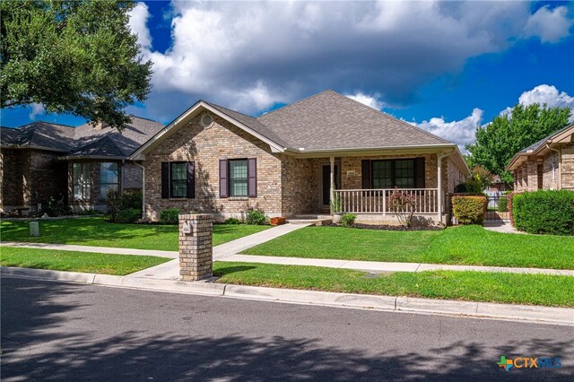 view of front of property featuring covered porch and a front yard