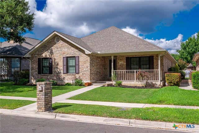 view of front facade featuring a front lawn and covered porch