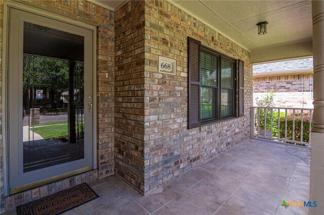 entrance to property featuring covered porch