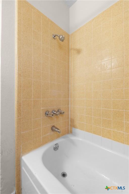 502 Geri Dr, Copperas Cove, TX 76522 - bathroom featuring washtub / shower combination