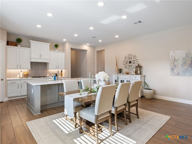 514 Orchard Way, New Braunfels, TX 78132 - dining room featuring recessed lighting, wood finished floors, and baseboards