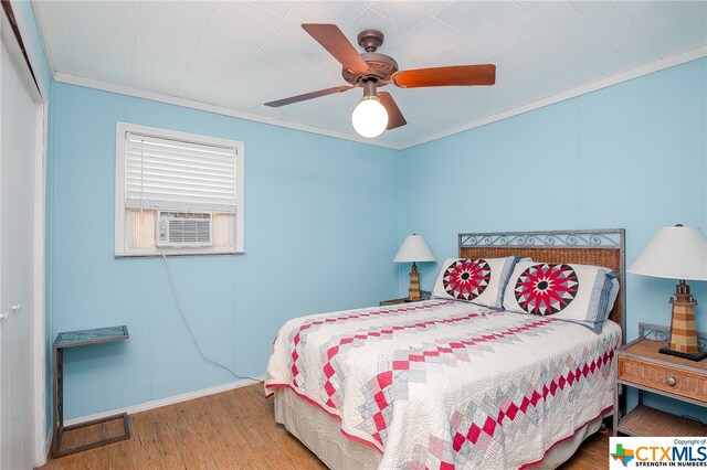 bedroom with ornamental molding, a closet, wood-type flooring, and ceiling fan