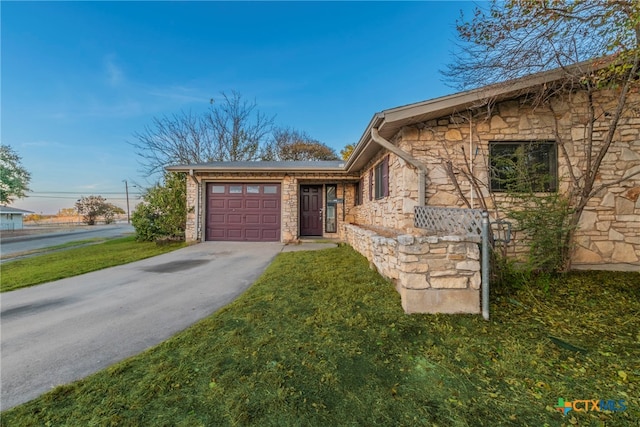 view of front facade featuring a garage and a front yard