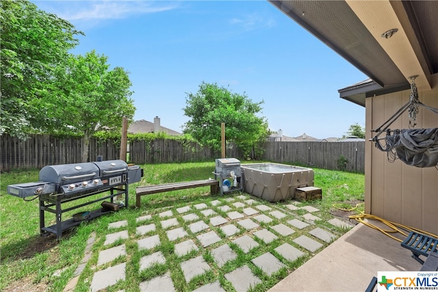 view of yard featuring a hot tub