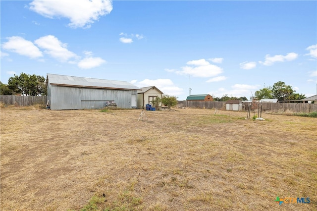 view of yard featuring an outdoor structure