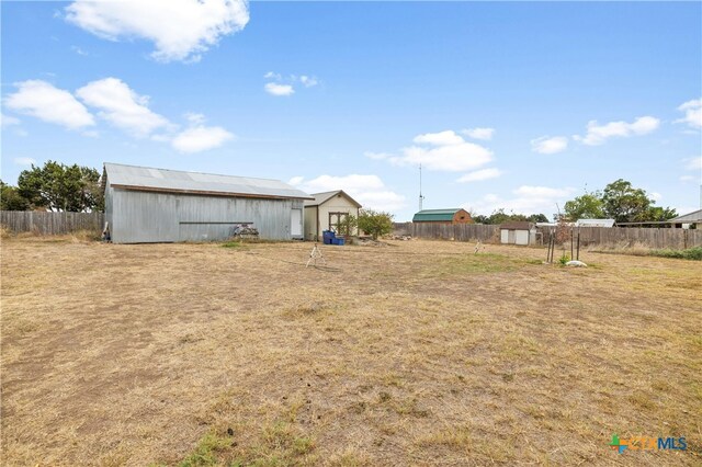 view of yard featuring an outbuilding