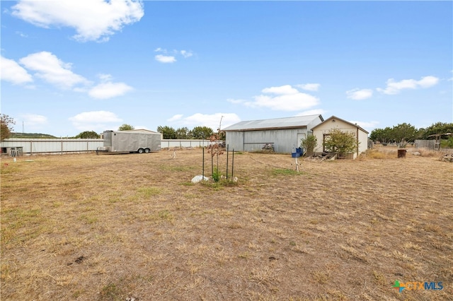 view of yard with an outdoor structure