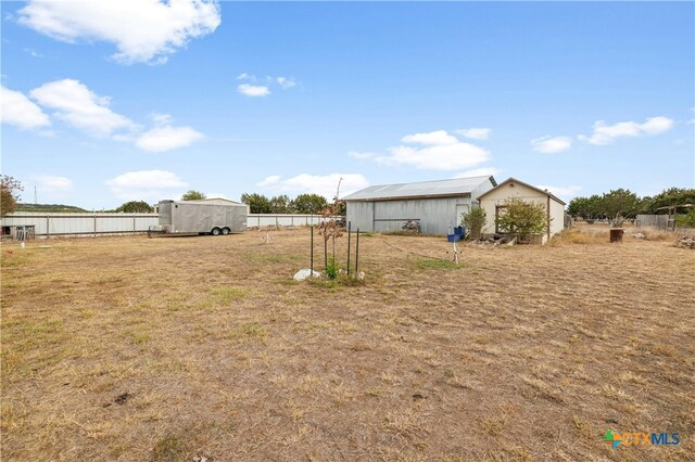 view of yard featuring an outdoor structure