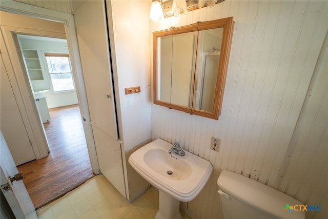 bathroom featuring sink and toilet