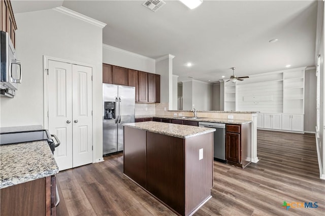 8113 Iron Gate Dr, Temple, TX 76502 - kitchen featuring stainless steel appliances, a peninsula, crown molding, a kitchen island, and ceiling fan