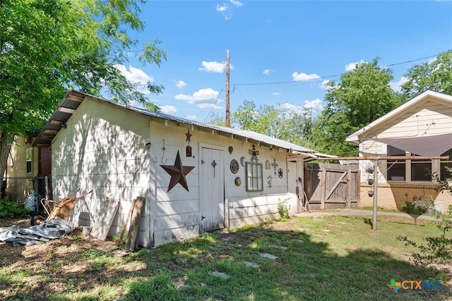 215 Taylor Rd, Elgin, TX 78621 - back of property featuring a gate, fence, and a yard