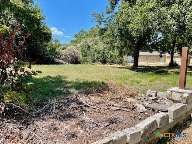 Listing photo 3 for 806 N Madison Ave, Cameron TX 76520