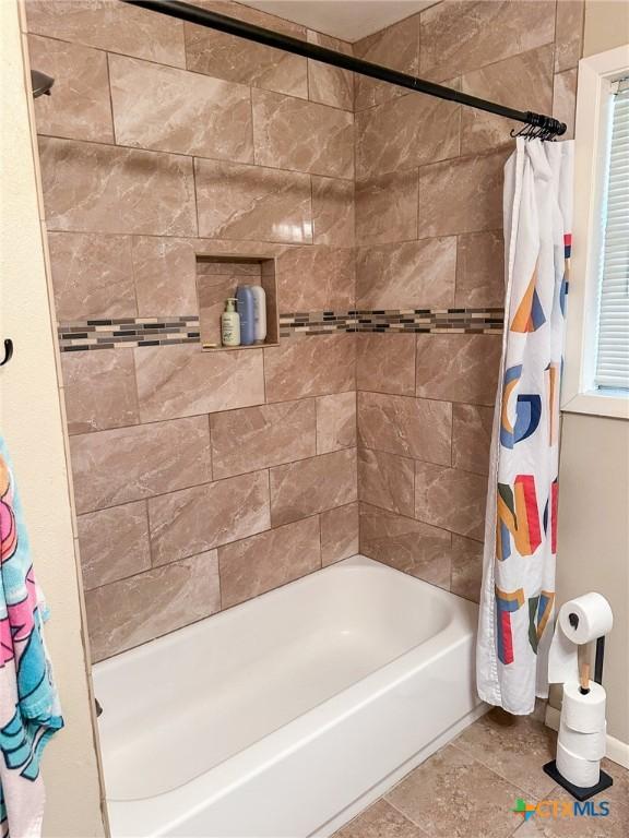 111 Kenilworth Glen St, Victoria, TX 77904 - bathroom with shower / tub combo with curtain
