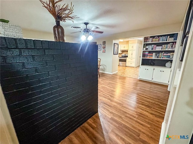 111 Kenilworth Glen St, Victoria, TX 77904 - hall featuring light wood finished floors and baseboards