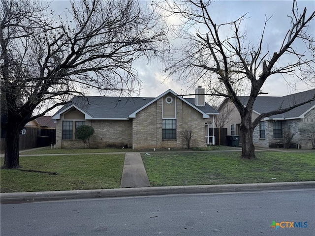 view of front of house featuring a front yard