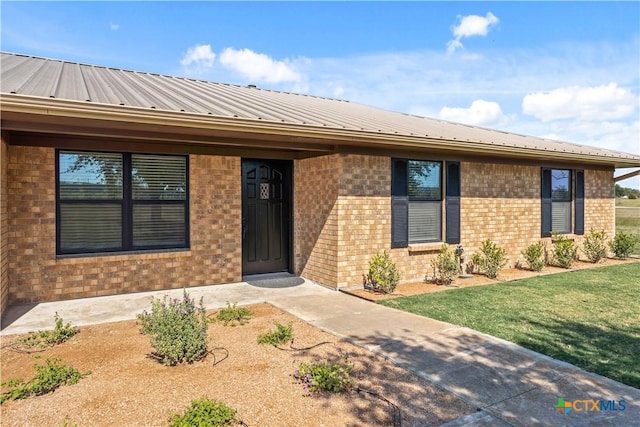 view of front of property featuring a front lawn