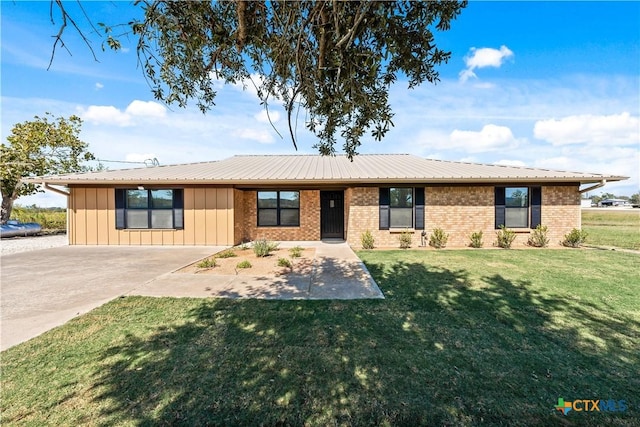 single story home with a front lawn