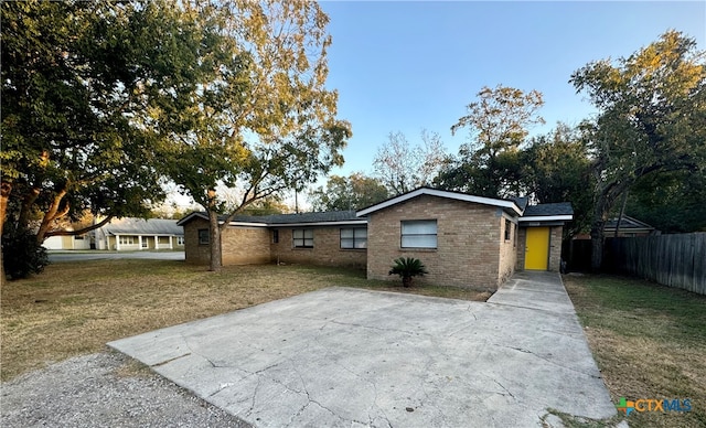 ranch-style house featuring a front yard