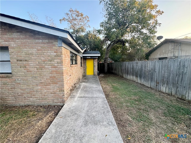 view of yard at dusk