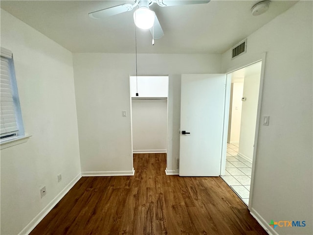 unfurnished room featuring ceiling fan and dark hardwood / wood-style flooring